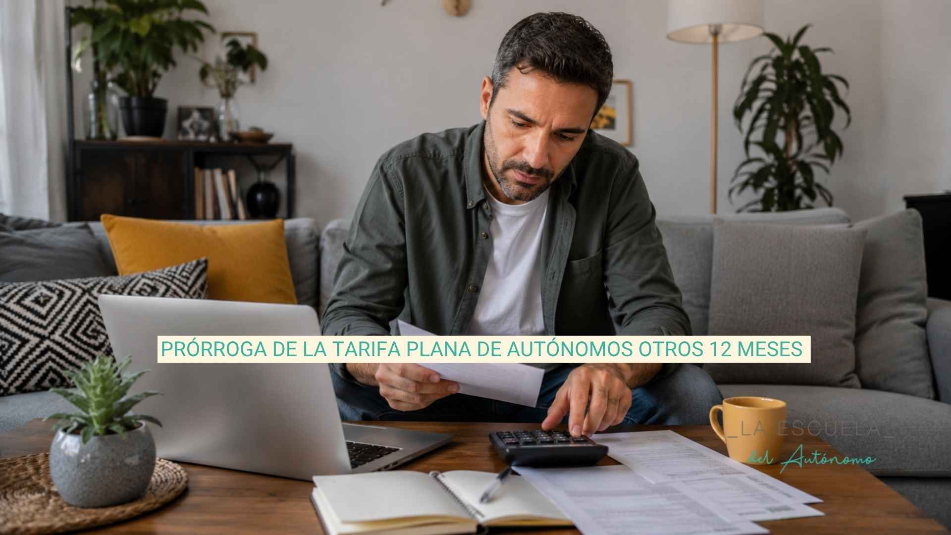 Autónomo revisando gastos y requisitos para solicitar la ampliación de la tarifa plana de autónomos